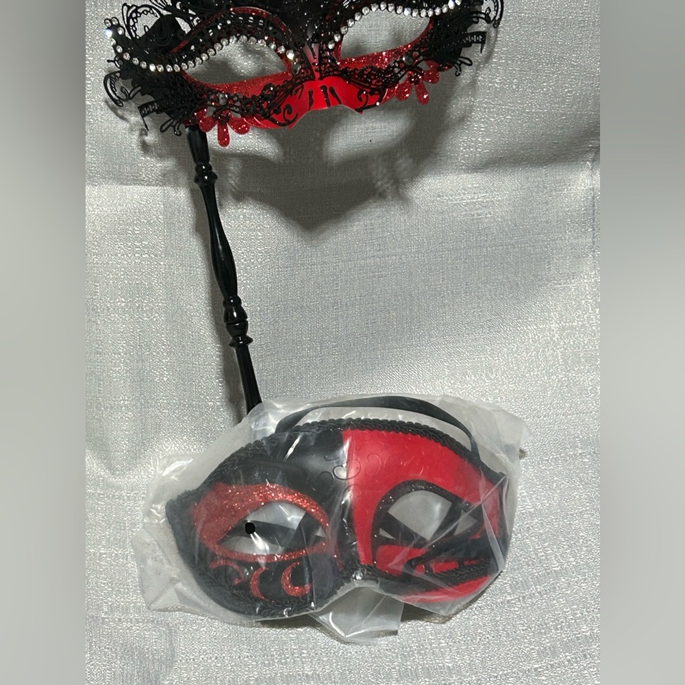 Couple Masquerade Masks Set - Red & Black - Picture 10 of 11